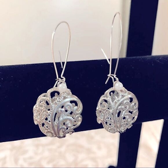 Round Filagree Earrings Drop Dangle Silver Tone 2.5” Gorgeous - Picture 1 of 4